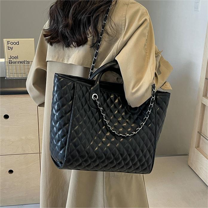 Diamond Chain One-Shoulder Commuter Tote Bag