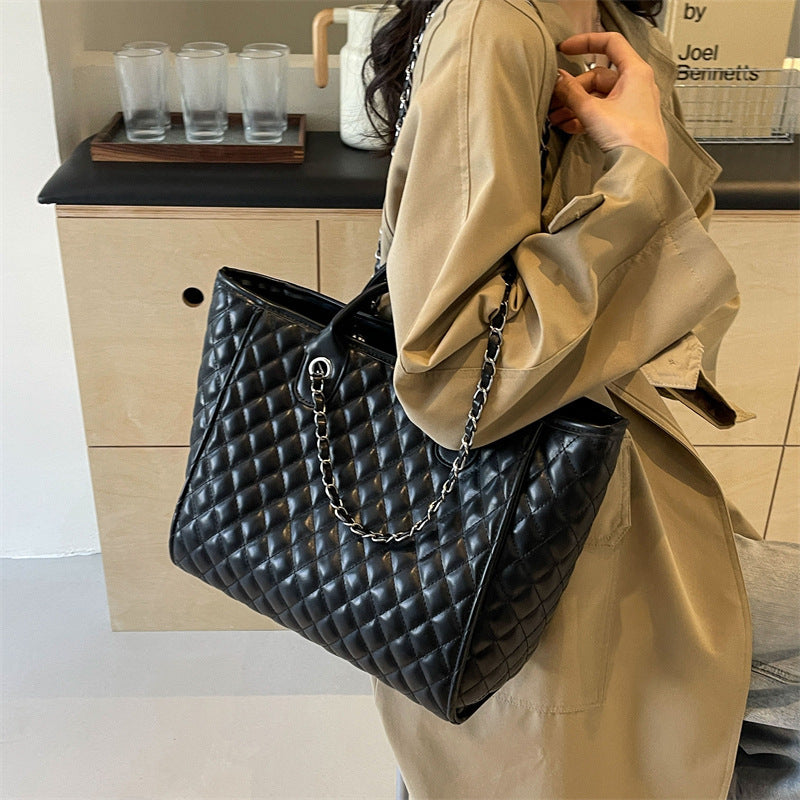 Diamond Chain One-Shoulder Commuter Tote Bag